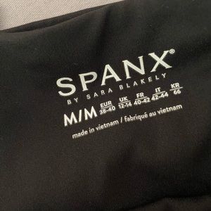 Spanx Booty Boost® Yoga Pant, Women’s medium, worn once, phone pocket, black